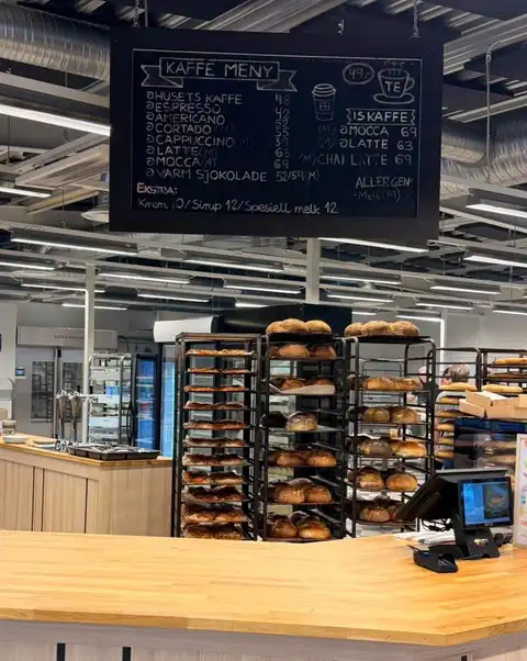 Disk, bakerihyller og kaffemeny i utsalgsstedet på Borgenhaugen