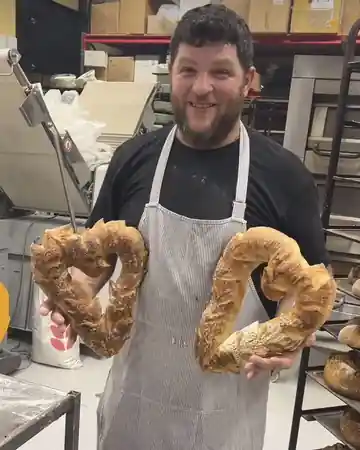 Enti i bakeriet med nybakte brød