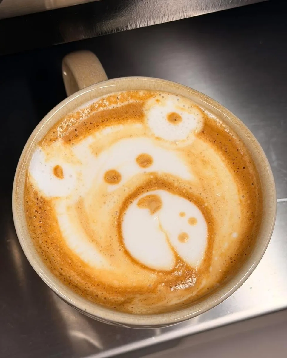 En kopp kaffe med melkeskum hos Mediterranean Bakeri